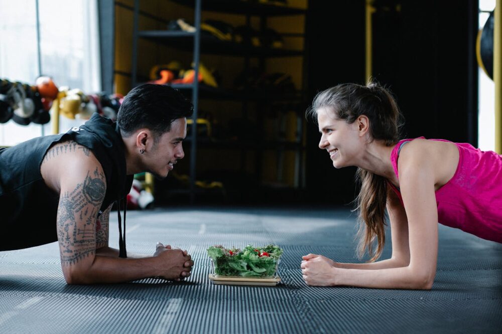 man-and-woman-at-the-gym-doing-planks